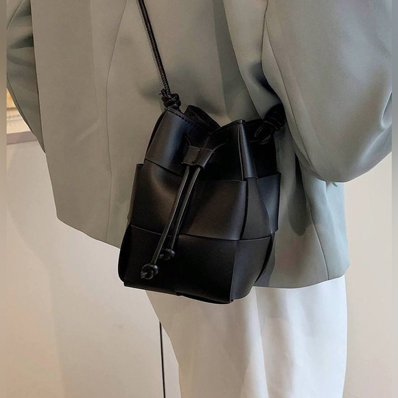 Minimalist Black Bucket Crossbody bag - Picture 4 of 4